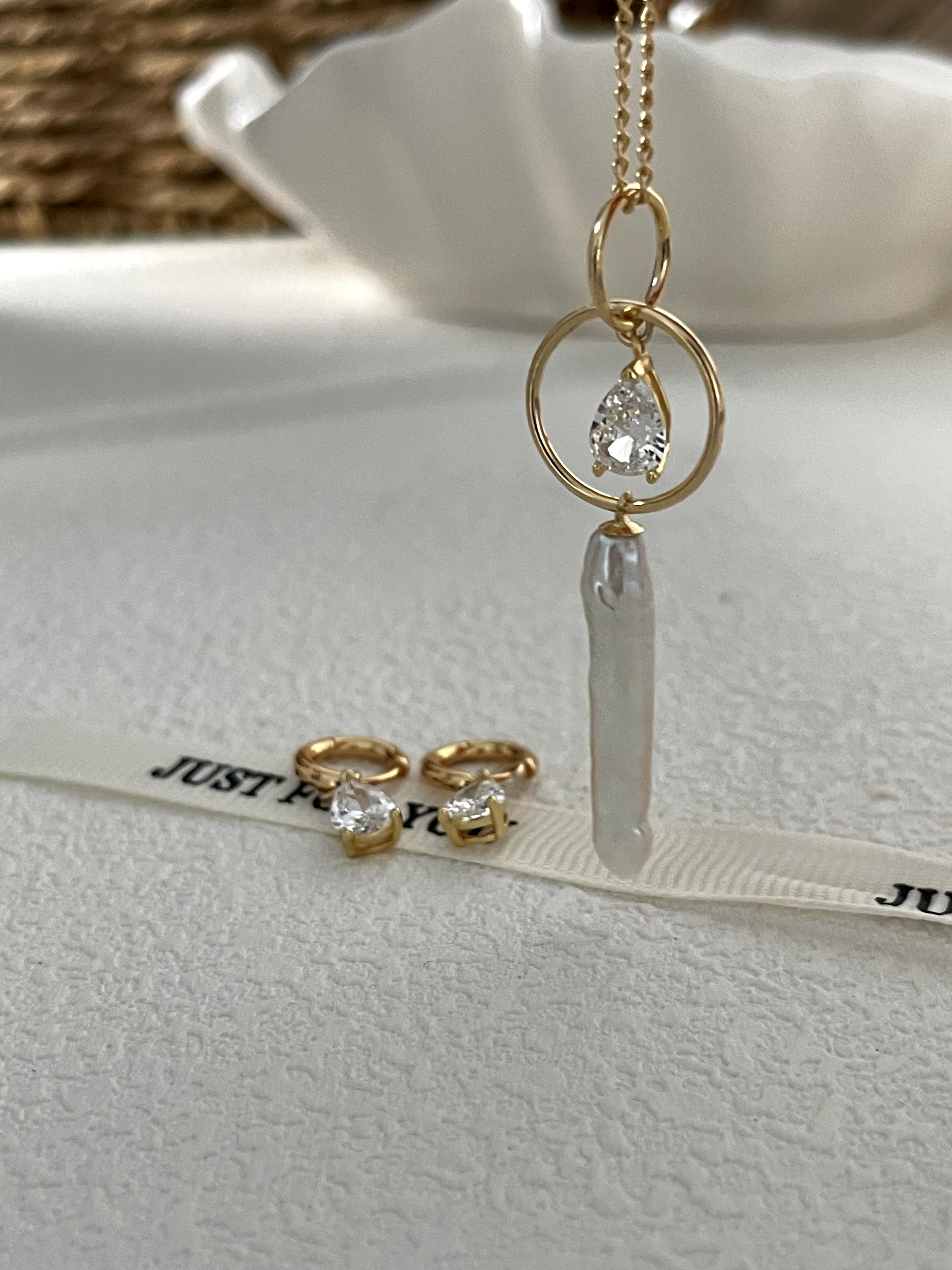 Galaxy Pearl Bar Baroque Necklace