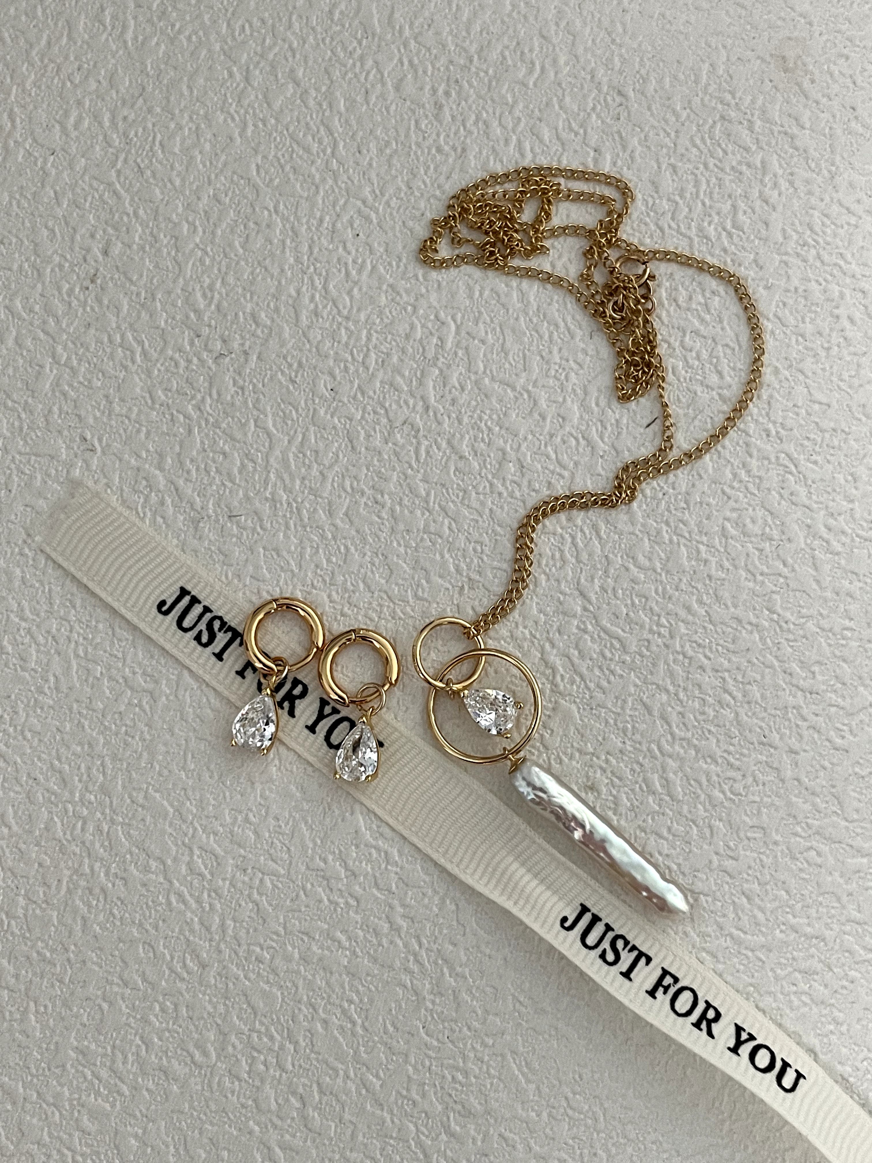 Galaxy Pearl Bar Baroque Necklace