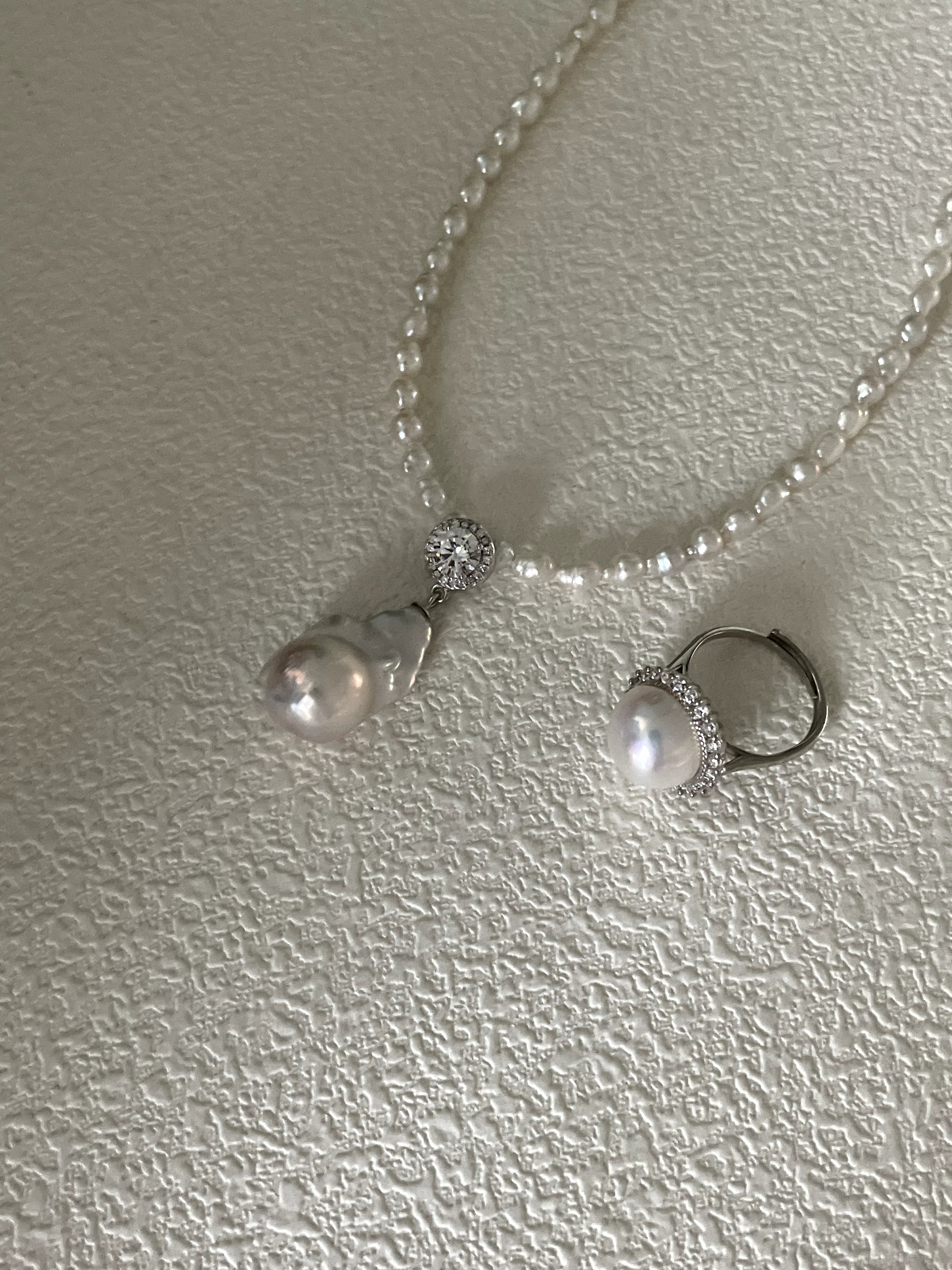 Elegant Giant Pendant Baroque Beaded Pearls Necklace