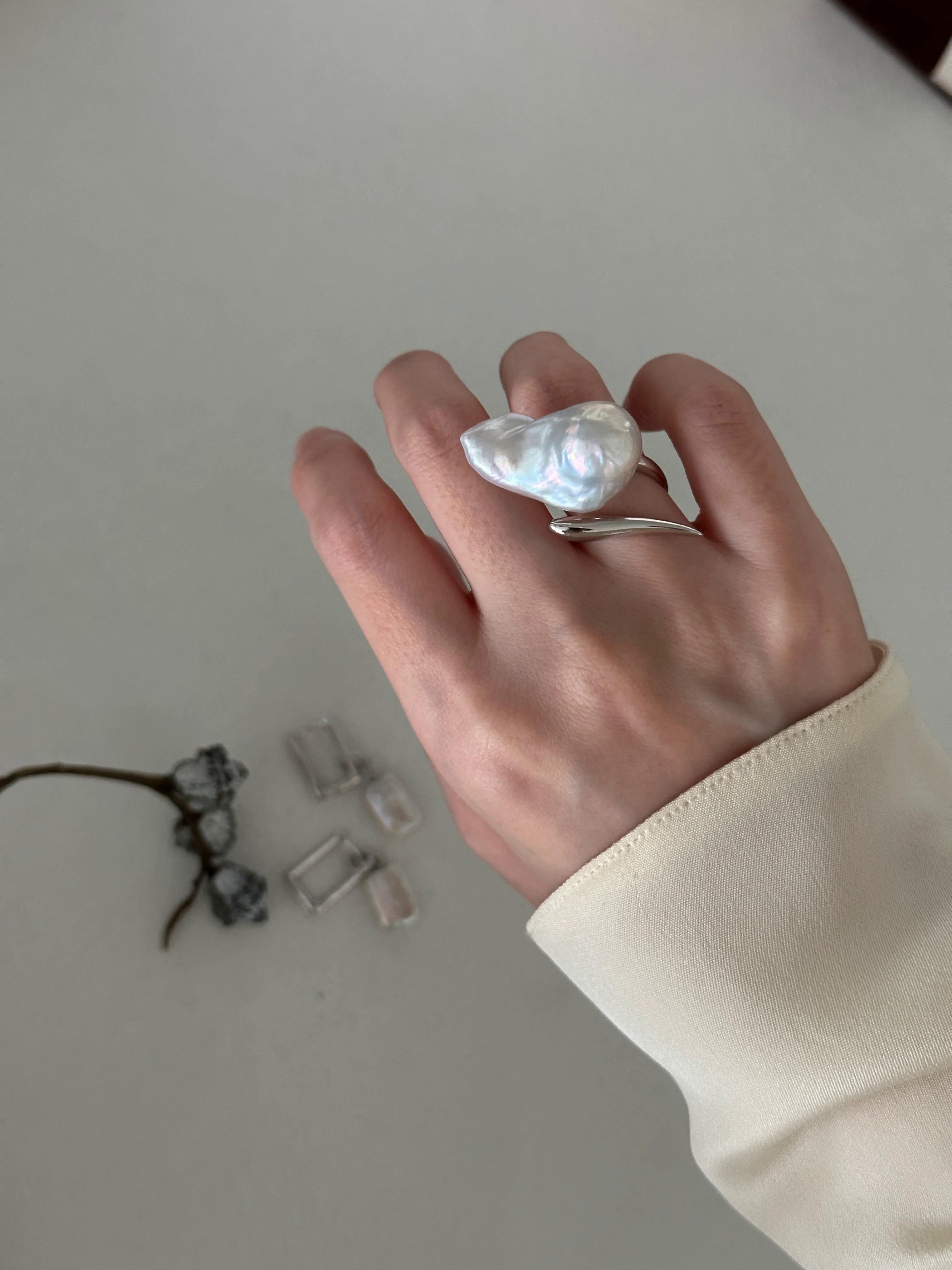 Lone Reef Gleam Baroque Pearl Ring