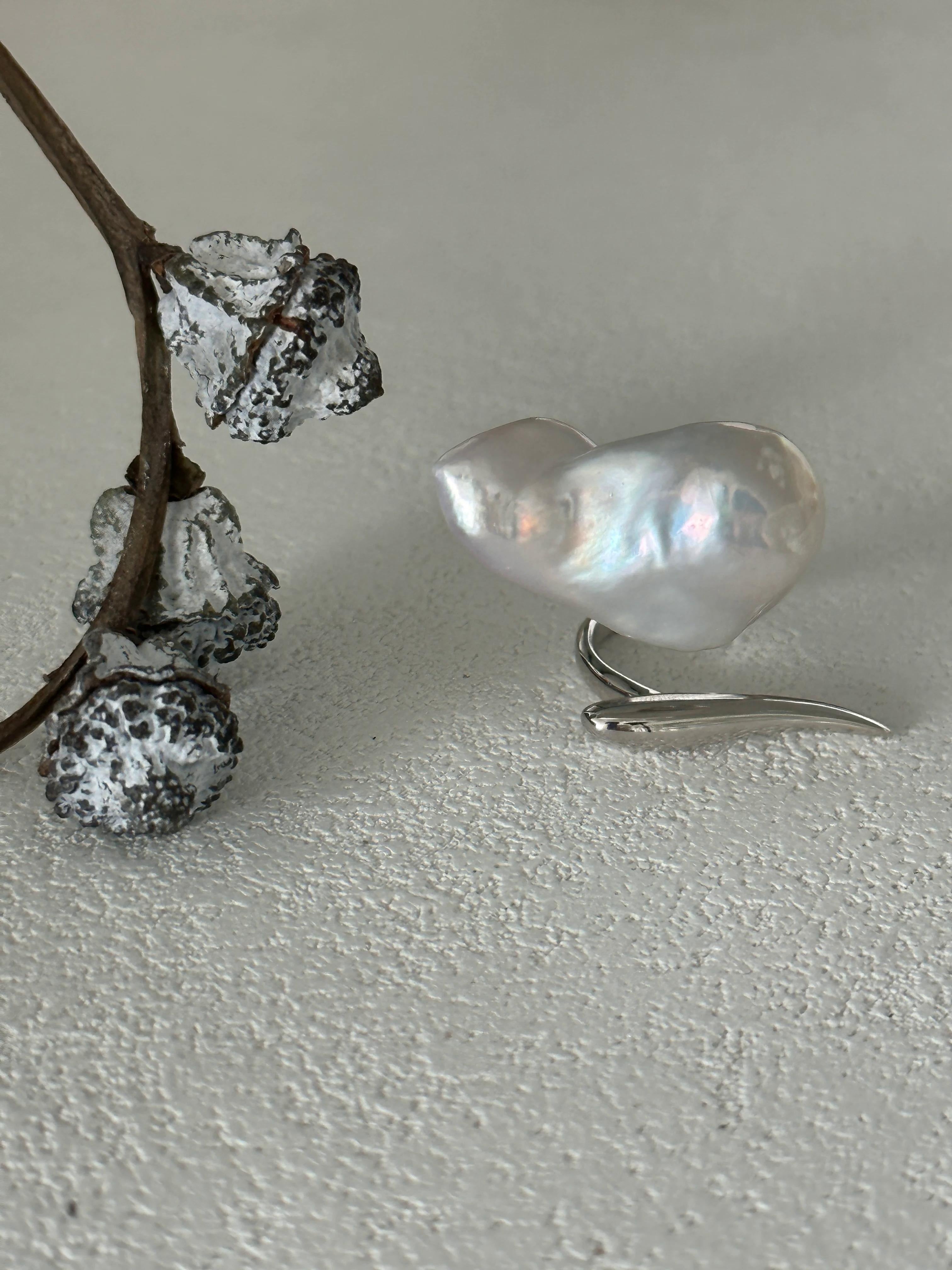 Lone Reef Gleam Baroque Pearl Ring