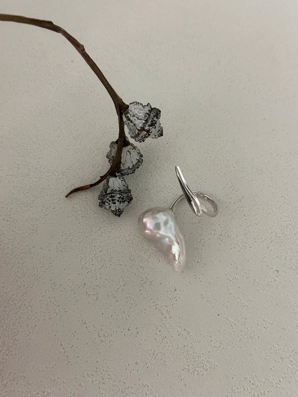 Lone Reef Gleam Baroque Pearl Ring