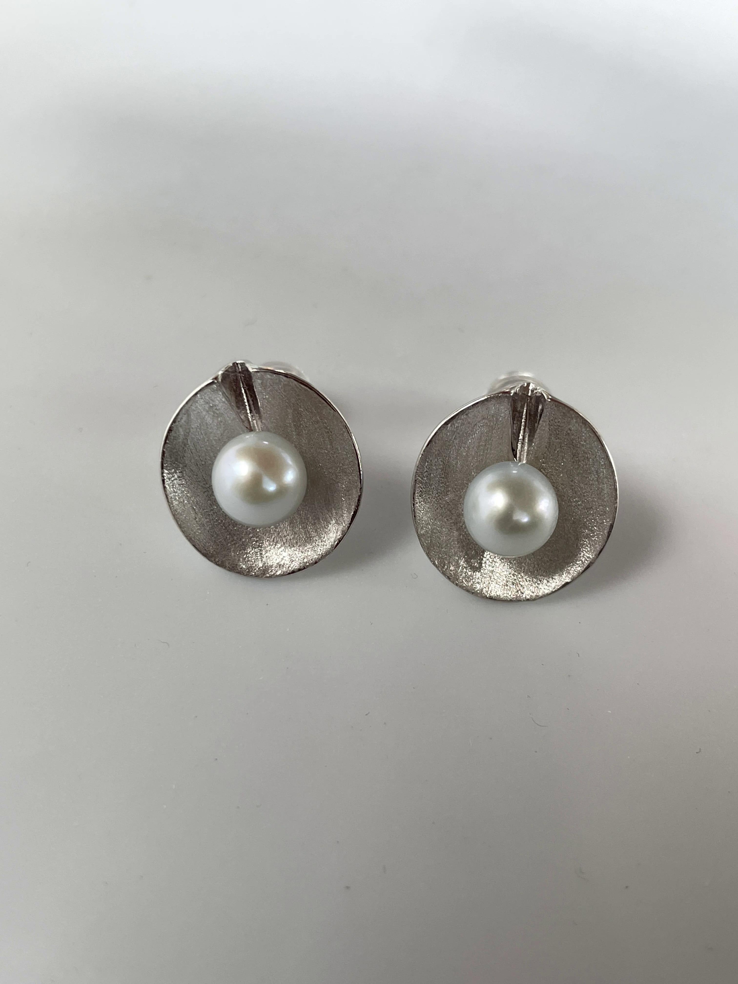 Matte Silver Pearl Nest Earrings