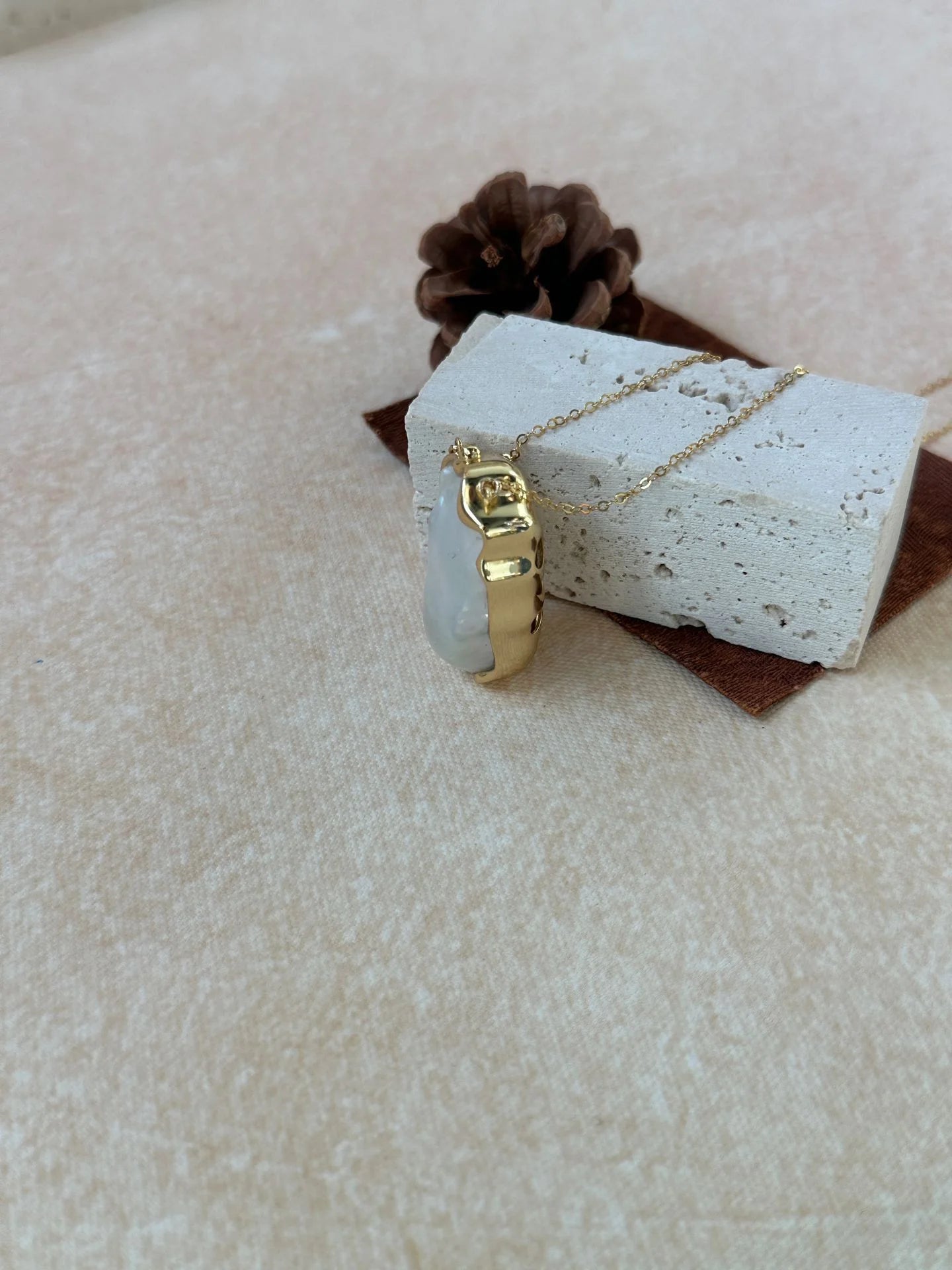 Vintage Pearl Glow Gold Necklace